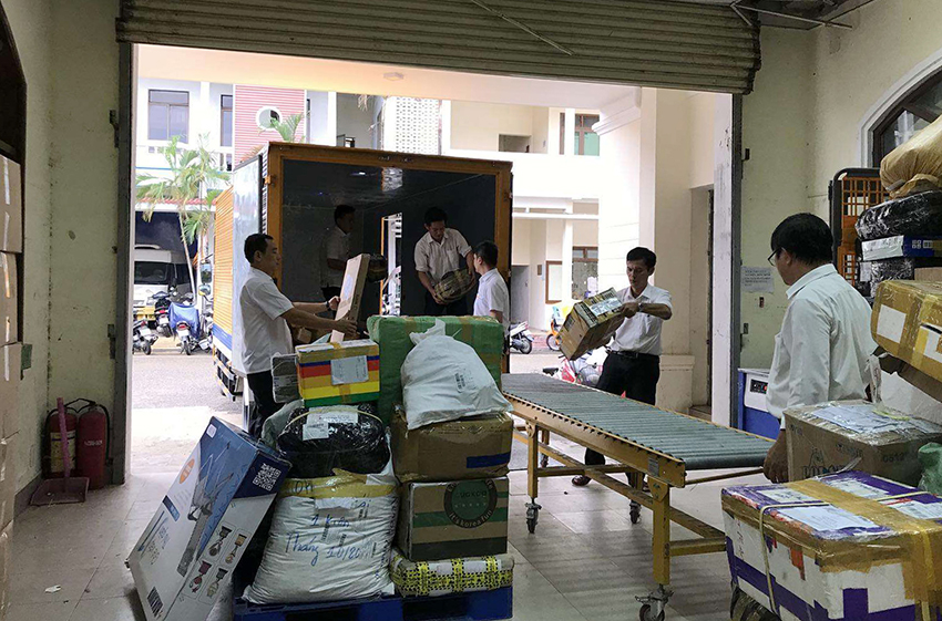 Đội ngũ chuyên viên Văn phòng Bưu điện tỉnh Thừa Thiên - Huế hỗ trợ Trung tâm khai thác vận chuyển nhanh chóng lưu thoát hàng hóa