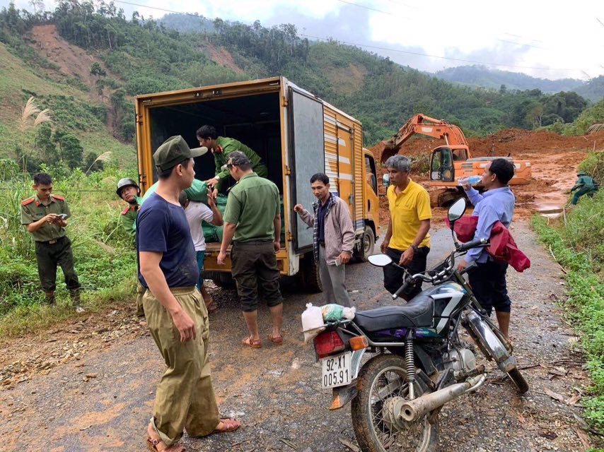 Bưu điện Việt Nam đã tham gia vận chuyển hơn 1 tấn gạo cứu trợ của các tổ chức xã hội về Huyện Bắc Trà My