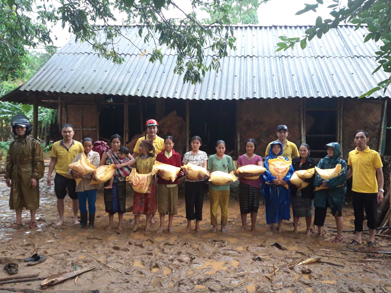Tặng quà cho người dân bị ảnh hưởng lũ lụt tại huyện Hướng Hóa
